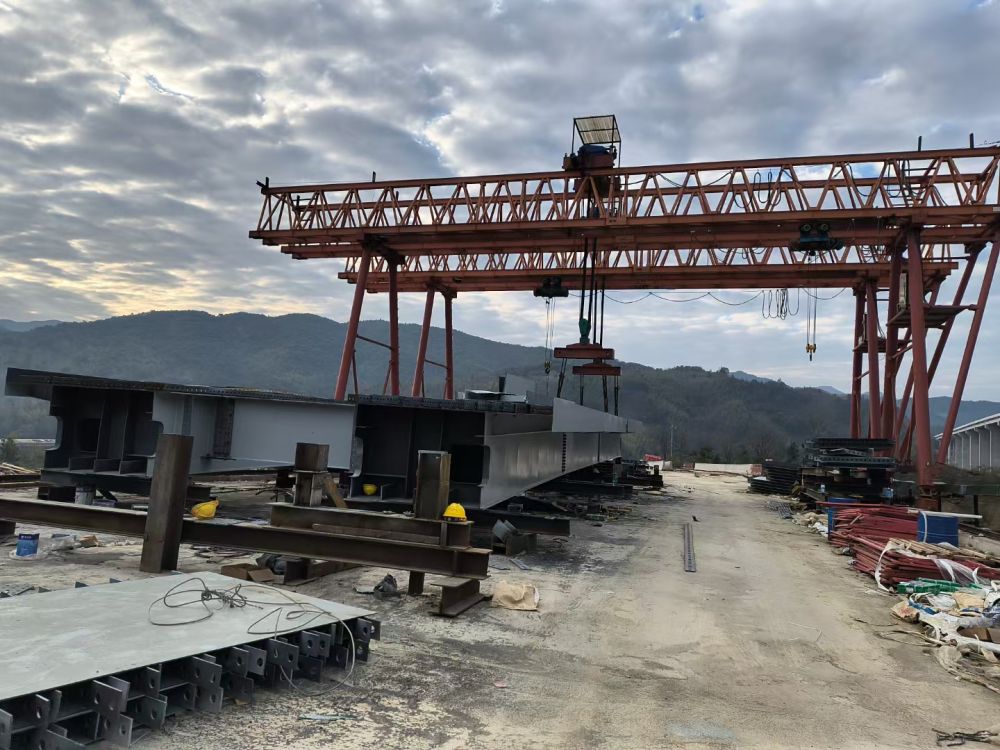 河南路橋起重機(jī)租賃、提梁機(jī)、龍門(mén)吊租賃工程服務(wù)