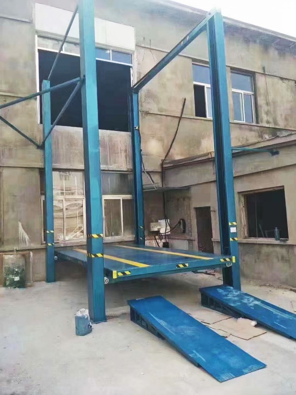 山東升降機(jī)廠家品牌、鏈條導(dǎo)軌式液壓升降機(jī)設(shè)計制造、安裝調(diào)試維修