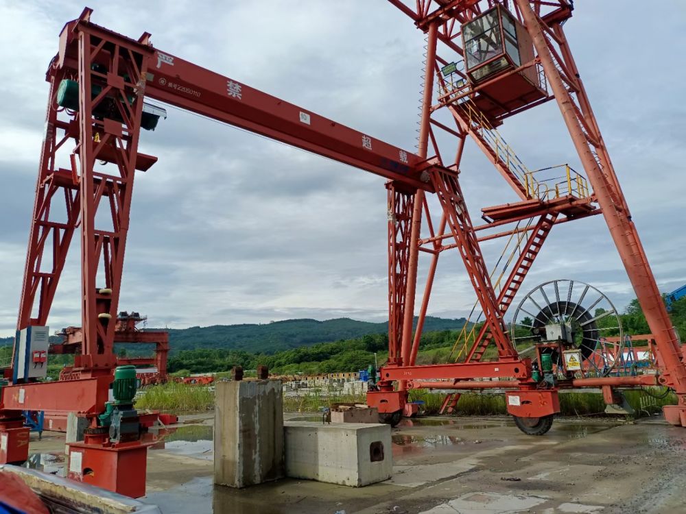 輪胎式電動(dòng)單梁門式起重機(jī)、工程龍門吊生產(chǎn)廠家、價(jià)格報(bào)價(jià)單