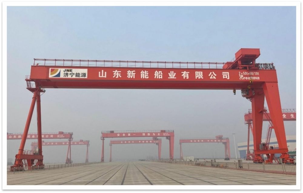 山東新能船業(yè)100T造船門式起重機