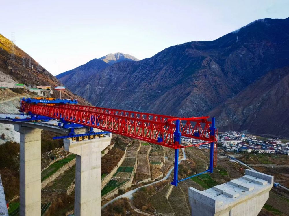 河南架橋機(jī)廠家、小曲線自平衡架橋機(jī)型號(hào)規(guī)格、價(jià)格