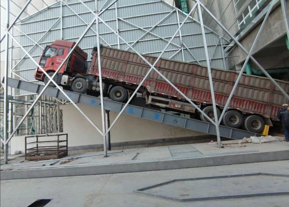 河南愛信后翻式液壓卸車平臺、液壓翻板機、卸車設備廠家、價格