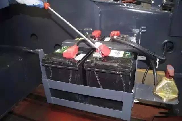 其車起重機蓄電池