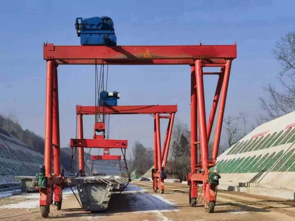 廣東提梁機、移梁機、輪胎式自行走門式起重機