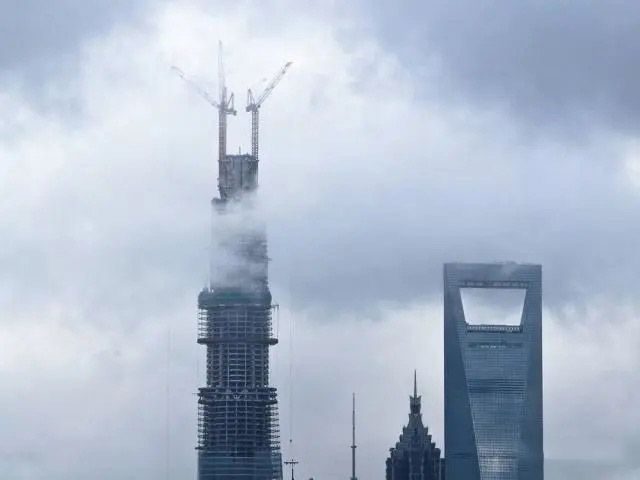 離地面400米的塔吊，操作員是如何爬上去的？