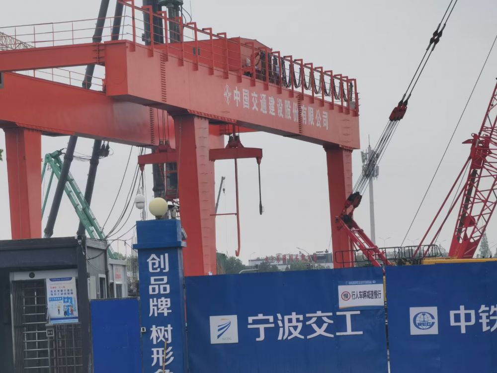 地鐵出渣機、雙梁門式起重機、龍門吊出渣機