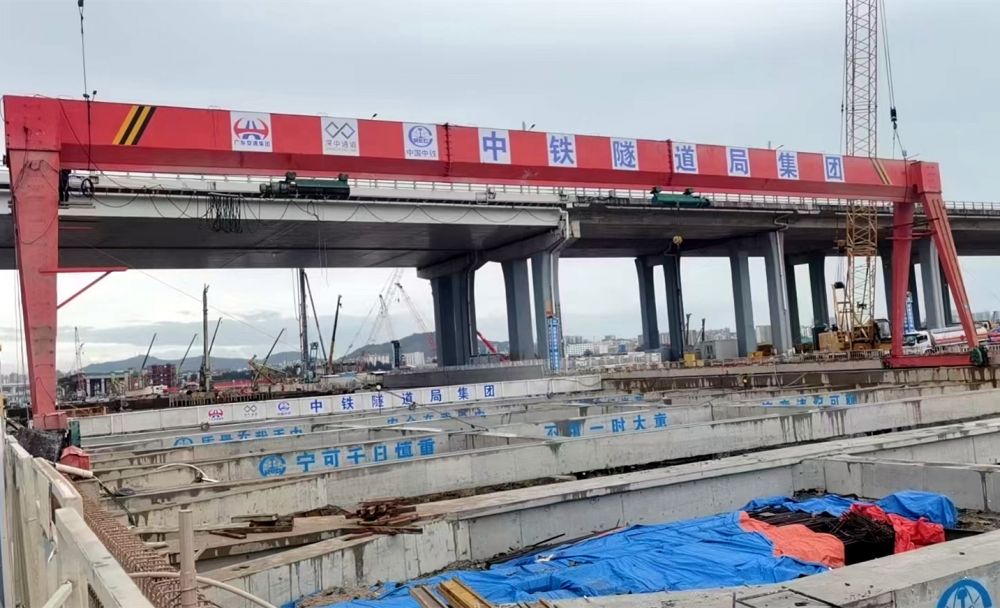 MHE型雙葫蘆單梁門式起重機.jpg
