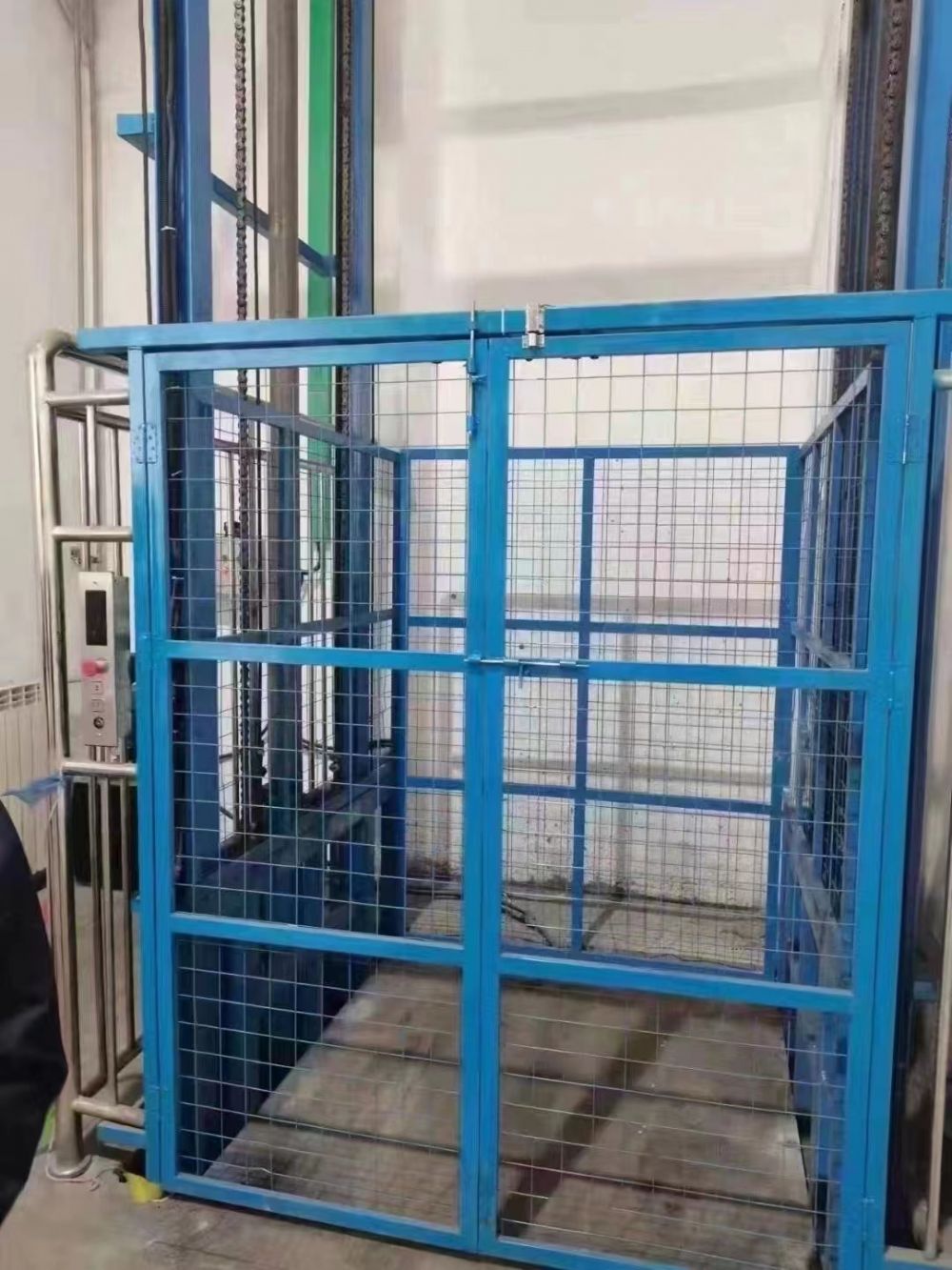 鏈條導(dǎo)軌液壓升降機(jī)
